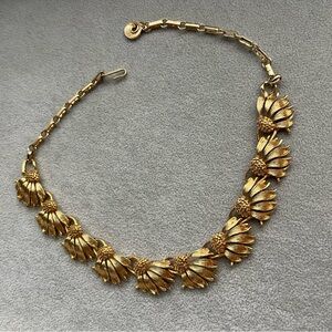 Vintage Lisner Goldtone Flower Necklace